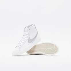 Nike - Blazer Mid 77 Essential (White/Metallic Silver) -Mode Vêtement Magasin Nike Blazer Mid 77 Essential White Metallic Silver 3