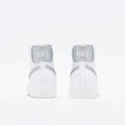 Nike - Blazer Mid 77 Essential (White/Metallic Silver) -Mode Vêtement Magasin Nike Blazer Mid 77 Essential White Metallic Silver 4