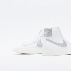 Nike - Blazer Mid 77 Essential (White/Metallic Silver) -Mode Vêtement Magasin Nike Blazer Mid 77 Essential White Metallic Silver 5