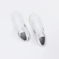 Nike - Blazer Mid 77 Essential (White/Metallic Silver) -Mode Vêtement Magasin Nike Blazer Mid 77 Essential White Metallic Silver 7