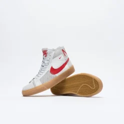 Nike SB - Zoom Blazer Mid (Summit White/University Red) -Mode Vêtement Magasin Nike SB Zoom Blazer Mid Summit White University Red 3 95c6a5d9 e481 424c b6f3 e2d77a6d546c