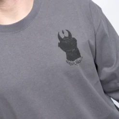 Polar Skate Co - Little Devils LS Tee (Graphite) -Mode Vêtement Magasin Polar Skate Co Little Devils LS Tee Graphite 2